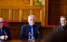 Když se nedohodneme s USA, musí se státy NATO o sebe postarat samy, řekl prezident na debatě se studenty