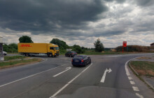 Zachrání přetíženou křižovatku kruháč? Doplní ji stezka pro pěší