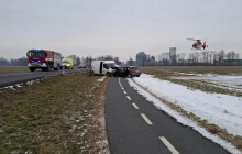 Tři zranění při vážné nehodě. Letěl pro ně vrtulník