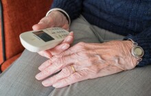 Okradená seniorka dostane společně s penězi od podvodníka i omluvný dopis