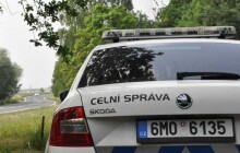 Chtěl ujet celníkům pod vlivem. Po nárazu nechal spolujezdce v autě a dal se na útěk