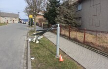 Strhl datový kabel, vyvrátil elektrické sloupy. Traktorista měl smolný den