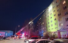 Na Nových Sadech hořelo. Balkon jednoho z bytů hasily tři jednotky