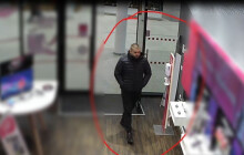 Policie pátrá po muži, který by mohl objasnit desetitisícovou krádež. Poznáváte ho?