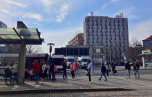 Po měsících je zpět. Rozbitá tabule na nádraží znovu funguje