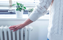 Jak si doma přitopit v chladných dnech a zbytečně nepřeplácet za energie