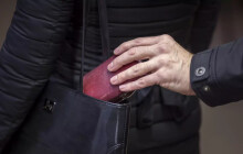 Sluníčko láká ven. Jak se ubránit kapsářům? Radí strážníci z Olomouce