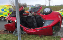 Auto na boku. Aby pomohli řidiči v bezvědomí, museli hasiči odstřihnout dveře