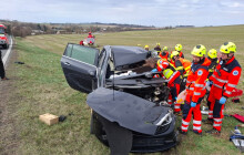 Čelní náraz řidičky Opelu s autobusem, odnesla to s vážným zraněním. Úsekem už projedete