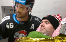 Z nemocnice na hokej! Věrného fanouška potěšil i David Krejčí