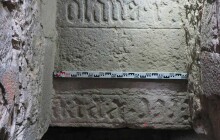 Nečekaný nález u svatého Mořice. Náhrobník pomůže určit stáří věže
