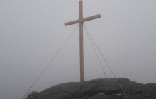 Na jesenickém vrcholu Vozka někdo bez povolení úřadů vztyčil dřevěný kříž
