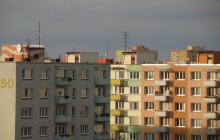 Muž v noci usnul v mezipatře paneláku. Ve spánku jej někdo okradl