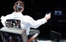 Na Divadelní Floře o víkendu nevystoupí herci, ale robot