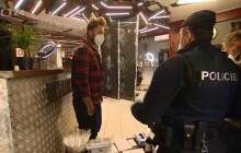 Olomoucké holičství v pondělí otevřelo jen na několik minut. Provozovnu přijeli uzavřít policisté