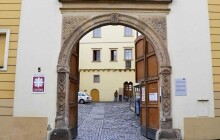 Výdej potravin v areálu Hanáckých kasáren skončil. Charita hledá nový prostor