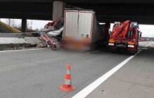 Nehoda na dálnici D35. Kamion narazil do pilíře mostu