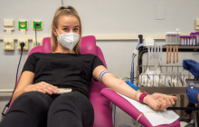Vyhrnuli rukáv a darovali už 54 litrů krve. Souboj fakult běží až do února