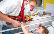 Zdravotní klauni rozdávají smích a radost tam, kde je to potřeba