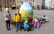 Velikonoce jsou za dveřmi. Svatý týden připomínají na olomouckém náměstí obří kraslice a slaměné figury