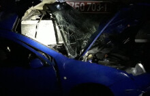 Nehoda na železnici a střet autobusu s dodávkou, hasiči vyslali autobusy pro stovky lidí