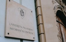 Krizová situace na Univerzitě. Sirény a oznámení vyhnaly stovky studentů z výuky