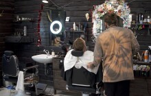 Znovuotevřená holičství plní své kapacity. Zdražovat nebudeme, říká majitel olomouckého barber shopu