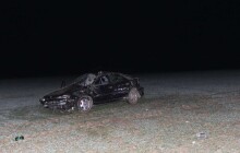 Opilý řidič v noci nezvládl v rychlosti zatáčku a několikrát se převrátil přes střechu