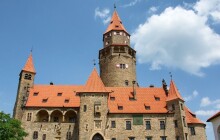 Hrady otevírají své brány. Speciální prohlídky chystá Bouzov i další památky