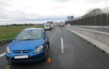 Tažený vůz zablokoval dálnici poté, co se uvolnilo tažné lano