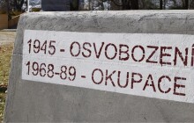 Model kamene u památníku osvobození v Olomouci připomíná roky 1945 i 1968