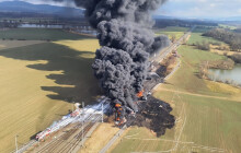 Černý kouř na Přerovsku. Po vykolejení vlaku hořely cisterny s benzenem