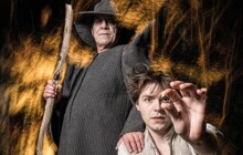 Gandalf a Bilbo na divadelních prknech. Divadlo připravilo inscenaci legendární pohádky Hobit