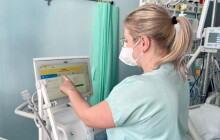 Na lůžková oddělení jen s respirátorem. FNOL mění pravidla pro návštěvy