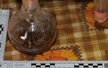 Dům byl plný pastí a nástrah. Policisté hledaného muže našli ve skrýši pod tapetou