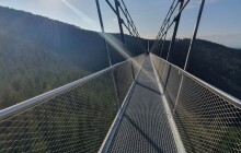 VIDEO: Nejdelší visutý most na světě. Pne se 95 metrů nad zemí