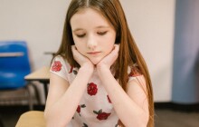 Finanční situace vyčleňovala Annu z kolektivu. Nyní může opět obědvat se svými spolužáky