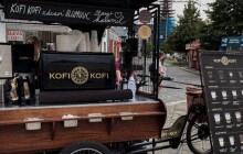 Kofi-Kofi projíždí ulice Olomouce. Se sluníčkem přišla i speciální letní nabídka