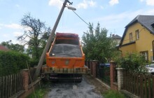 Řidič nejprve zboural sloupek a plot. O pár metrů později porazil sloup elektrického vedení
