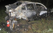 Mladík narazil autem do stromu, vozidlo shořelo. Psovod na místě hledal další osoby