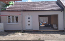 Udržela jen vchodové dveře. Rok po tornádu má novou střechu nad hlavou