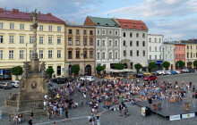 Akrobacie plní Dolní náměstí. Divadlo na cucky přesouvá Cirkuzkus ven