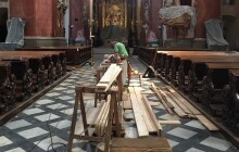 Do kostela sv. Michala se vrací barokní lavice. Restaurátoři na nich pracovali rok a půl