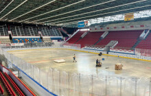 Moderní mantinely pro zimní stadion. Jsou bezpečnější pro sportovce