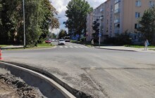 Křižovatka třídy Svornosti a ulice Kmochova se uzavře. Dělnící položí nový asfalt