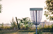 Městský discgolf na soukromém pozemku. Hráči řeší komplikace s přístupem