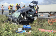Zásah hasičů mezi Libivou a Zvolí. Kamion se střetl s osobákem