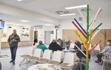 Kliniku ve FNOL zdobí nové věšáky. Doplnily předchozí výzdobu