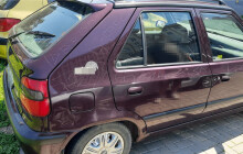 Neznámý vandal v Olomouci vyryl do aut nápisy a kosočtverce