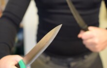 Před obchodním domem pobodal muže. Policie šetří další pokus o vraždu na Šumpersku